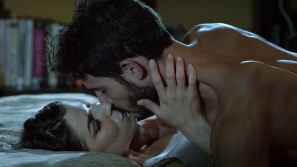 Молодая пара целуется и ласкает — стоковое видео