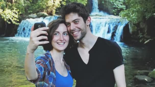 Couple faisant selfie près d'une rivière — Video