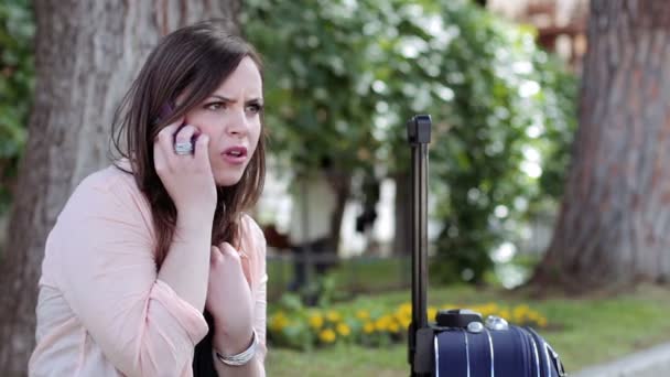 Menina bonita em um telefone celular está com raiva de seu namorado estresse — Vídeo de Stock