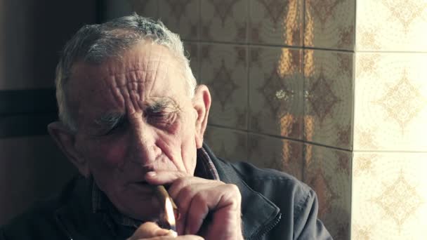 Oude man rookt sigaar — Stockvideo