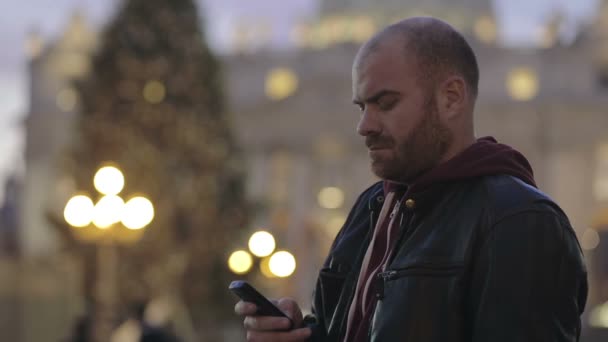 Tourist in Rom sendet vom Petersplatz aus eine SMS mit dem Handy — Stockvideo