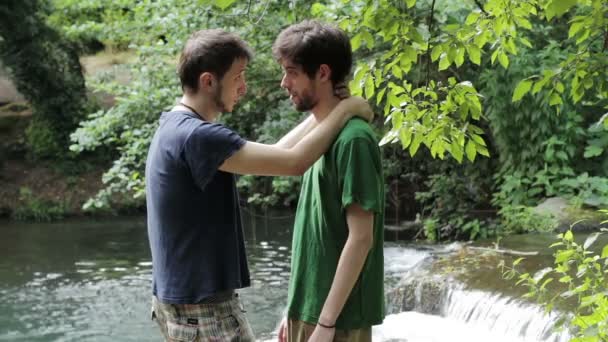 Bella coppia gay insieme nella privacy, soleggiata giornata estiva in un parco — Video Stock