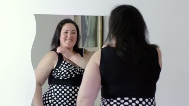 Mulher gorda olhando seu vestido — Vídeo de Stock