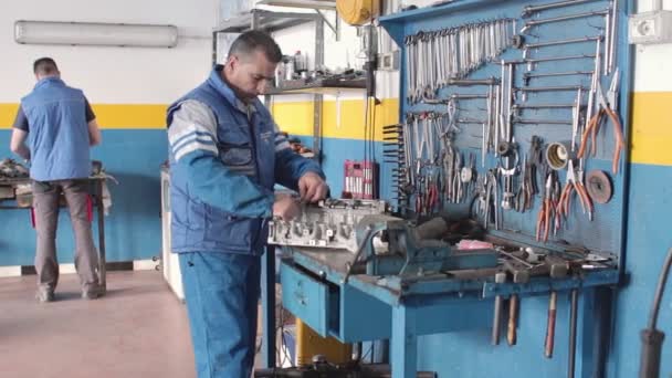 Mecánico automático reparando un motor (motor) con llave inglesa - dolly — Vídeos de Stock