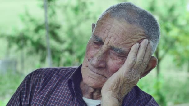 Κουρασμένα παλιά ο άνθρωπος κοιμάται σε μια καρέκλα — Αρχείο Βίντεο