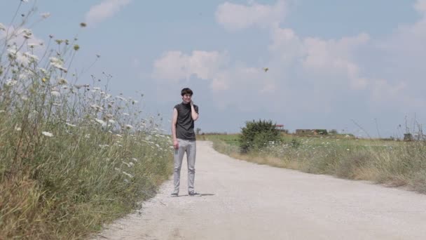 Desperate hitchhiker on isolated country road — Stock Video