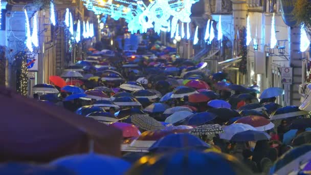 Tłum pod deszczu w czasie świąt Bożego Narodzenia — Wideo stockowe