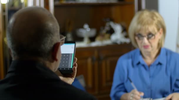 Man en vrouw zijn het controleren van de financiële gezinssituatie — Stockvideo