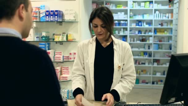 Farmacéutico que toma medicamentos para el cliente — Vídeo de stock