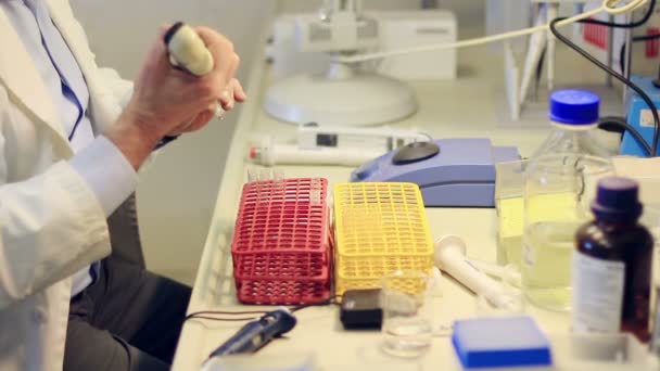 Scentist arbetar i genetiska laboratoriet — Stockvideo