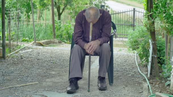 Vermoeide oude man slapen op een stoel — Stockvideo