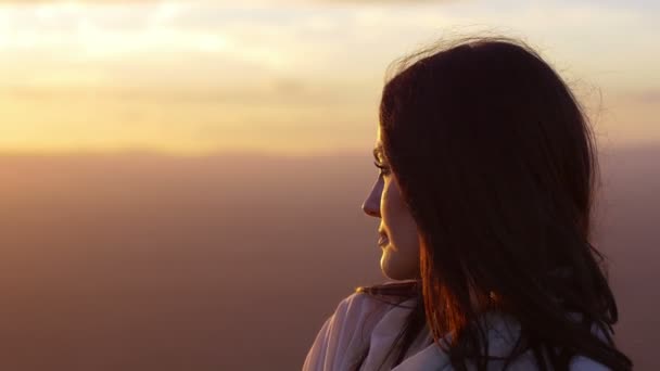Sonhando mulher ao pôr do sol — Vídeo de Stock