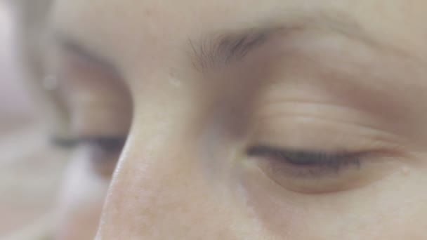 Zbliżenie Kobiety Która Otwiera Zamyka Swoje Niebieskie Oczy — Wideo stockowe