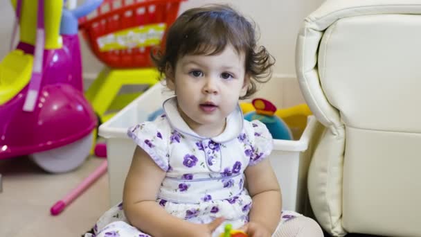 Una niña jugando — Vídeos de Stock