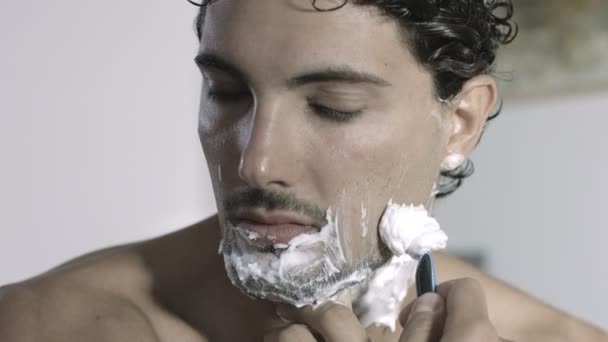 Young man shaving — Stock Video