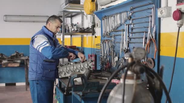 Mecánico de automóviles la reparación de un motor de coche - dolly — Vídeos de Stock