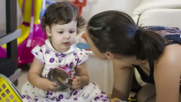 Mor och dotter spelar — Stockvideo