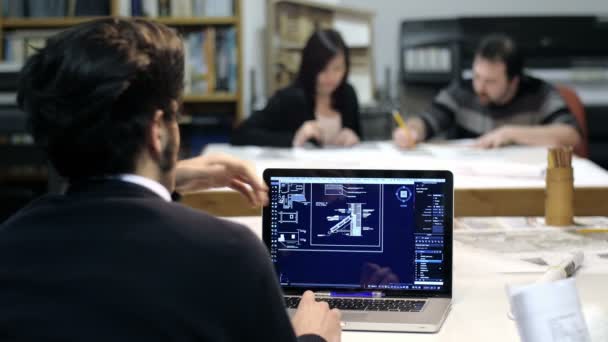 Team di architetti al lavoro su cianografie e anche utilizzando moderni software cad — Video Stock