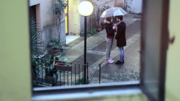 Um homem ligar mulher - flertar - beijar - chuva — Vídeo de Stock