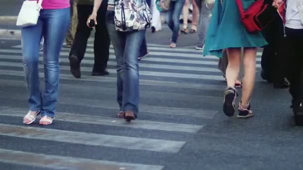 Dav lidí křižovatky ulice na zebra pruhy: centrum města, muži, ženy, day - Řím, Itálie, 8. června 2014 — Stock video