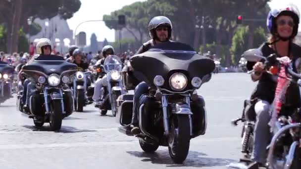 Parada rowerzystów motocykl Harley Davidson — Wideo stockowe