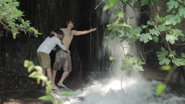 Homosexuální láska na řece: chlapci, všeobjímající, vodopád, homosexuál — Stock video
