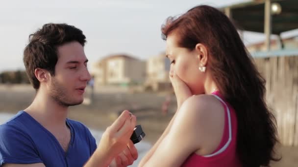 L'homme donne une bague à une femme — Video