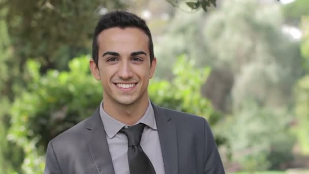 カメラと笑顔に向かってくる若いビジネスマン — ストック動画