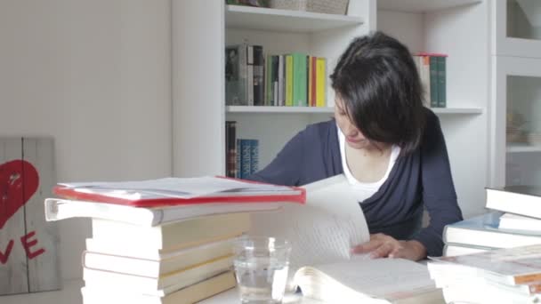 Chica joven preparando sus exámenes — Vídeos de Stock