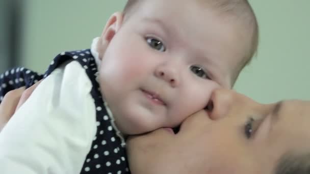 Annesi holding tatlı bebek kız — Stok video