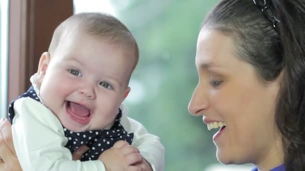 Madre jugando con el bebé — Vídeos de Stock