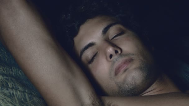 Sexy jeune homme torse nu s'endort sur le lit — Video