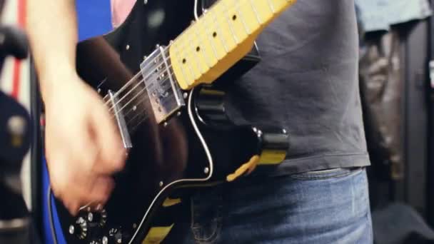 Músico tocando guitarra elétrica — Vídeo de Stock