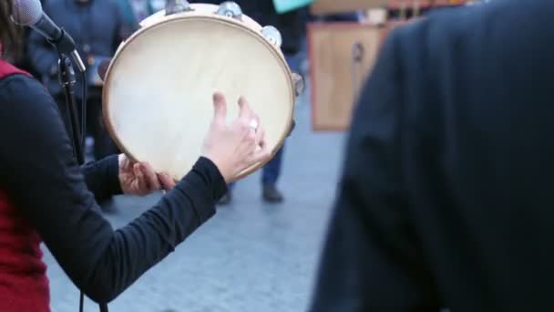 Menina tocando o tamborim para um concerto — Vídeo de Stock