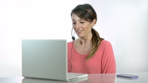 Genç Merkezi operatörü iş yerinde bilgisayar ve kulaklık mikrofon ile ara — Stok video