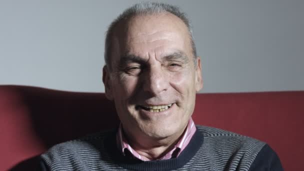 Glücklicher alter Mann lächelt in die Kamera — Stockvideo