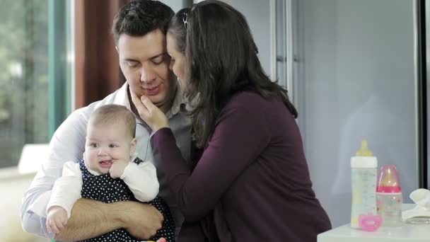 Couple assis avec bébé fille — Video