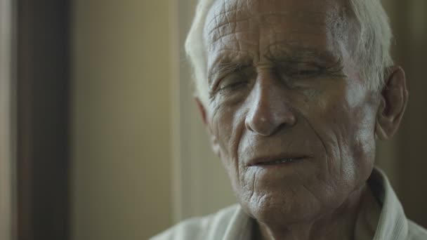 Düşünceli yaşlı adam — Stok video