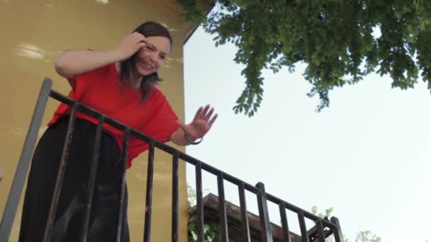 Hombre sube al balcón para besar a la mujer que ama — Vídeo de stock