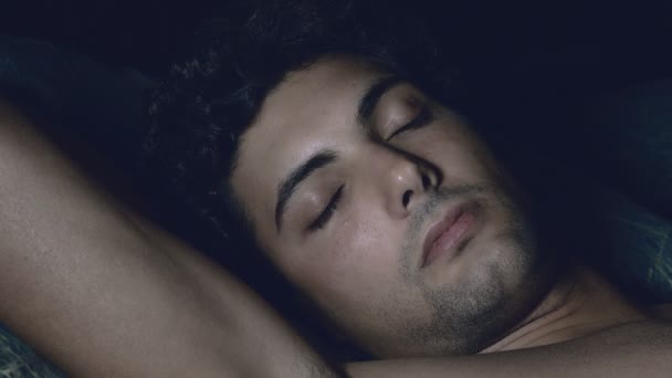 Hermoso joven durmiendo — Vídeo de stock