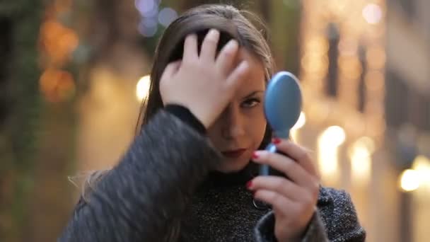 Mujer en la calle usando un espejo — Vídeos de Stock