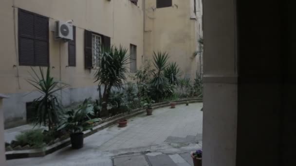 Innenhof in Rom - Schwebestativ geschossen — Stockvideo