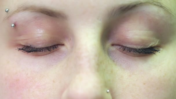 Młoda Kobieta Kolczykiem Patrzy Kamerę Pokazuje Swoje Niebieskie Oczy — Wideo stockowe