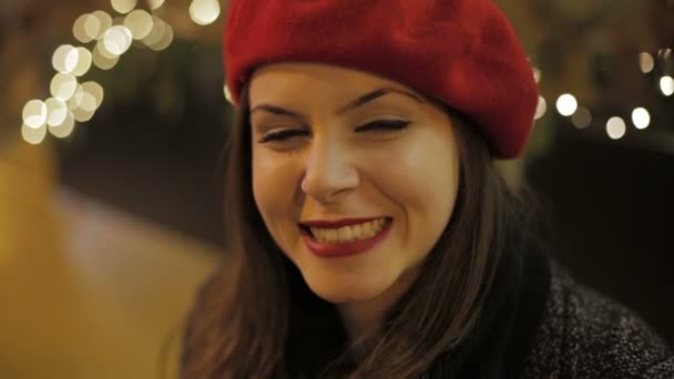 Mujer feliz con un sombrero rojo — Vídeo de stock