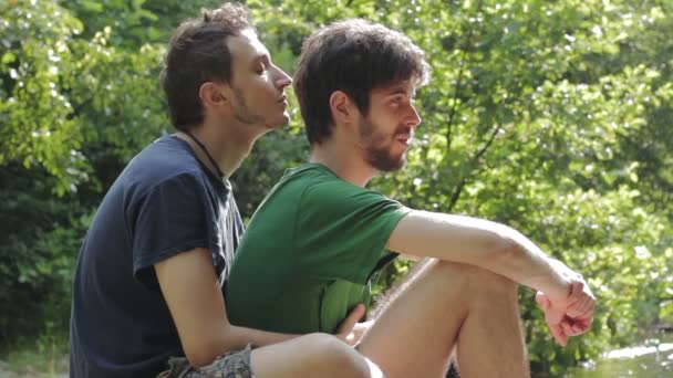 Iki genç gay adam birbirlerine sarılma — Stok video