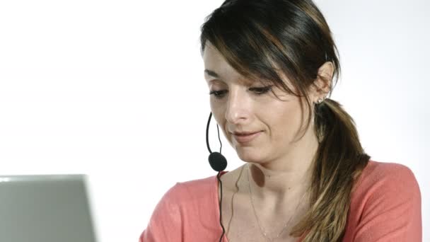 Mujer trabajando en call center — Vídeos de Stock