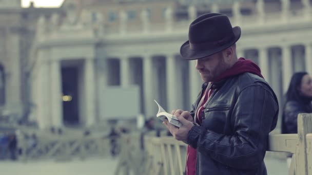 Tourist reading a guide near the Basilica of St. Peter — Stock video