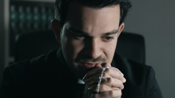 Sacerdote católico está llorando mientras reza con rosario: fe, oración, Dios — Vídeos de Stock