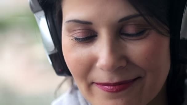 Mujer joven escuchando música — Vídeos de Stock