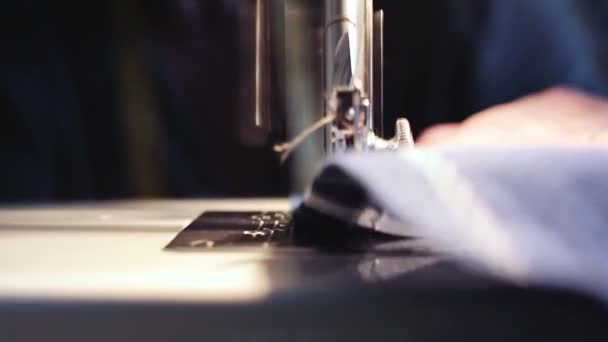 Costurera está trabajando con la máquina de coser — Vídeo de stock